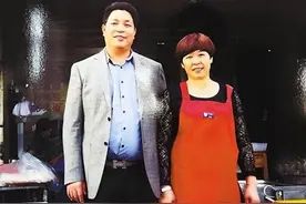 豪车老板跪谢山村女会计，携百万支票，只为报20年前的恩情图片