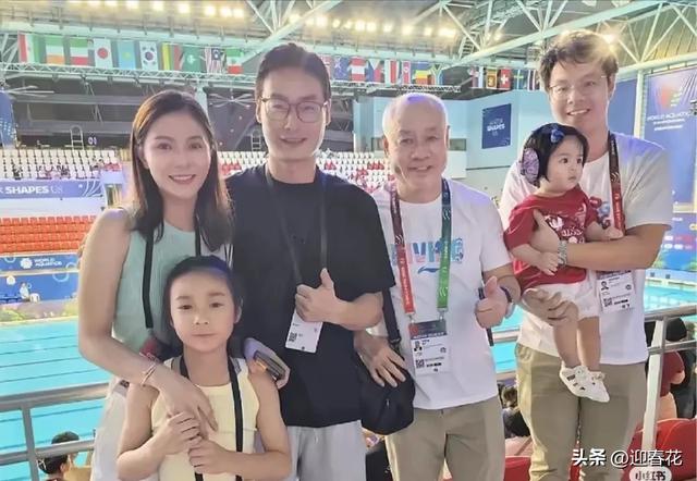 秦凯何姿一家在新加坡看陈芋汐夺冠 还遇到了李宁爷爷帅气硬朗的很