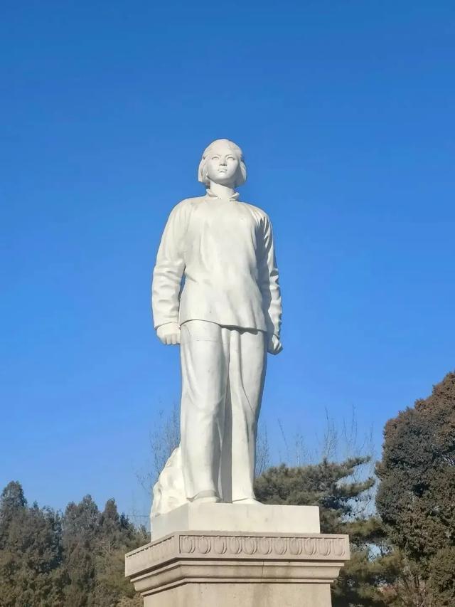 这就是革命烈士刘胡兰亲妹的真实样貌,和刘胡兰神似,罕见老照片
