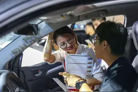 买新车时，为什么4S店都要送贴膜？老司机：小心陷阱，少走弯路图片