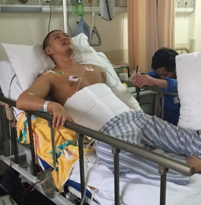 10年前，演员赵荀拍戏从10米高空坠落，如今摇身一变成了花美男