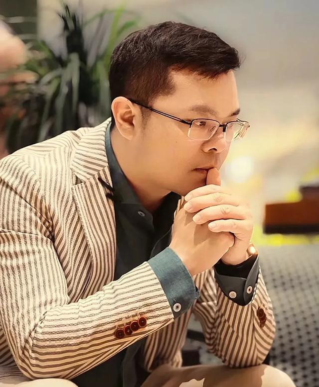 这就是向晗给金哥挑的衣服，跟模特穿的判若两人，还好成片还不错
