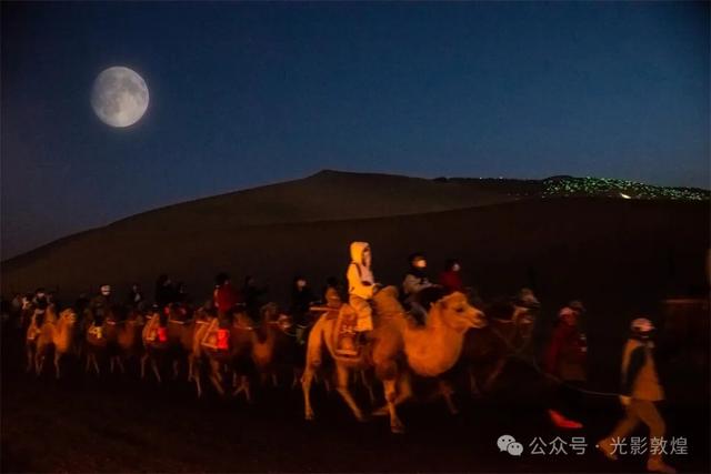 月圆敦煌大漠