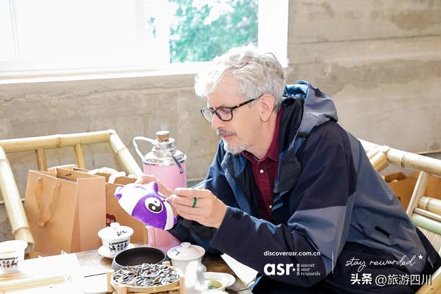 盖碗茶里听变脸，老茶馆赴非遗约雅诗阁中国2025成都地区感恩嘉年华成功举办