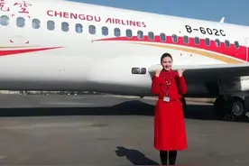 成都空姐爱上头等舱乘客，主动倒追并且成功结婚，6年后现状如何图片