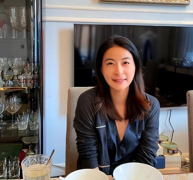 霍启刚没想到，44岁郭晶晶再传喜讯，让霍震霆和香港阔太圈沉默了