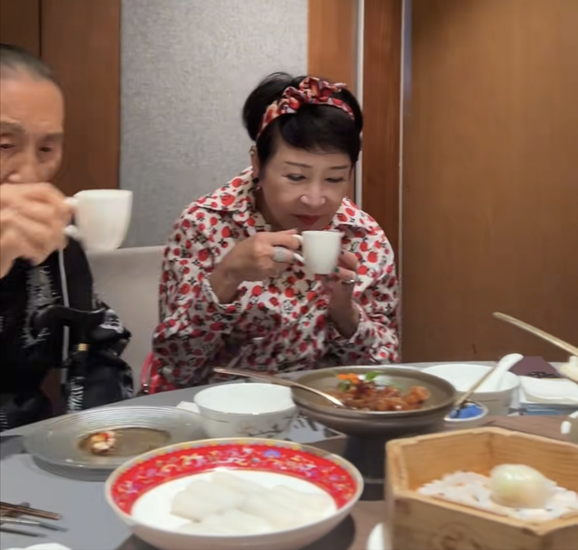 谢霆锋一家三口过七夕，89岁谢贤难得摘下墨镜，近照老得认不出！