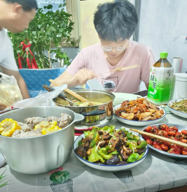 笑麻了！江苏女孩苦读12年考出家门1.4公里，4分钟到校，本人崩溃