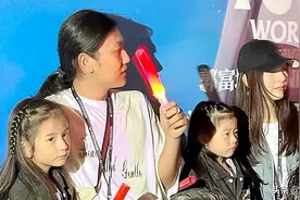 方媛带俩女儿看郭富城演唱会，无遮挡任人拍照，6岁女儿美得要命图片