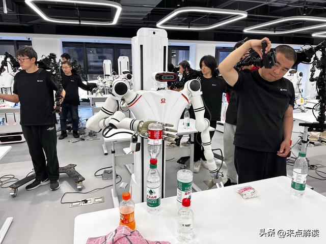 北京机器人“上学”：真人当老师，数据作课本，能做家务了？