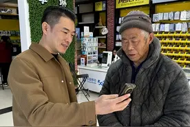 农村老人排队走进“烧鸡店”：江苏小伙免费修手机16年，北大请他去讲课，学生掌声不断图片