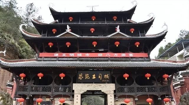 中国最后的土皇帝，拥有军队控制1500平方公里领土，世袭到1955年