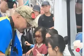 太震惊了！北京地铁内老人强势要求女生让座位后续 老人被带走调查图片
