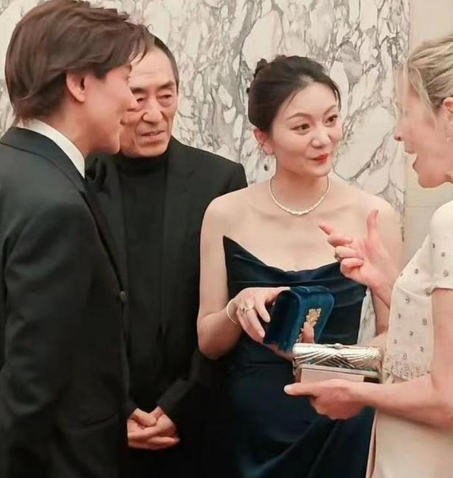 恩爱25年，75岁的张艺谋已老态尽显，比他小31岁的陈婷仍如花似玉