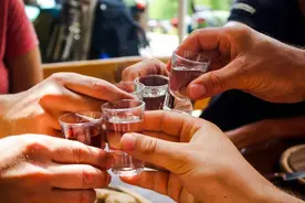 给别人倒酒时，这3个小细节要注意，酒桌上有规矩，建议了解清楚图片