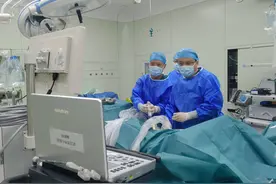 医生“三镜”联合，取出遗忘在体内3年的输尿管支架管图片