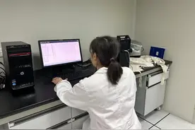 不是能遮阳的衣服都叫防晒衣，认准这个防护系数图片