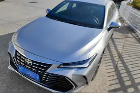 25万提了丰田亚洲龙，开了两年再去看新车，大腿要拍肿了图片