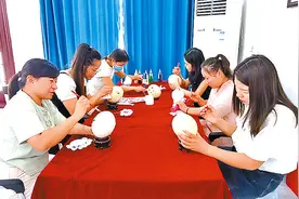 小蛋壳绘出“大世界”图片