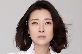 爷爷是开国上将，爸爸是副参谋长，家世显赫的她53岁却仍不婚不育图片