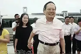 103岁杨振宁与49岁翁帆同框，杨老真的越活越年轻啊，精神气好足图片