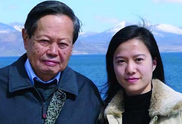 2021年，99岁杨振宁与72岁岳母罕见出镜，北京家中留影，翁帆胖了