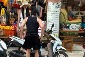 杨和苏疑与前女友复合！两人骑摩托现身街头，不修边幅似普通路人图片