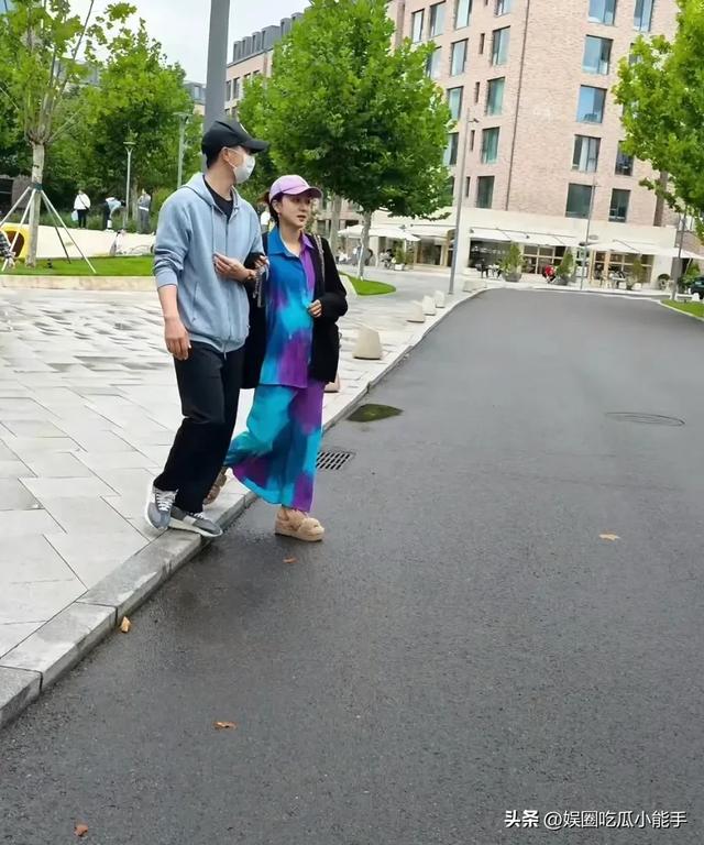 马龙夏露散步被偶遇，两人挽着手好甜，夏露穿搭看不懂有点显胖