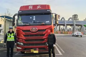 驾驶证降级后仍开大车 被查！图片