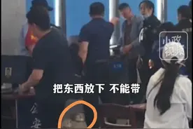 自热米饭不能带上火车？男子在候车厅怒摔米饭，12306回应惹争议图片