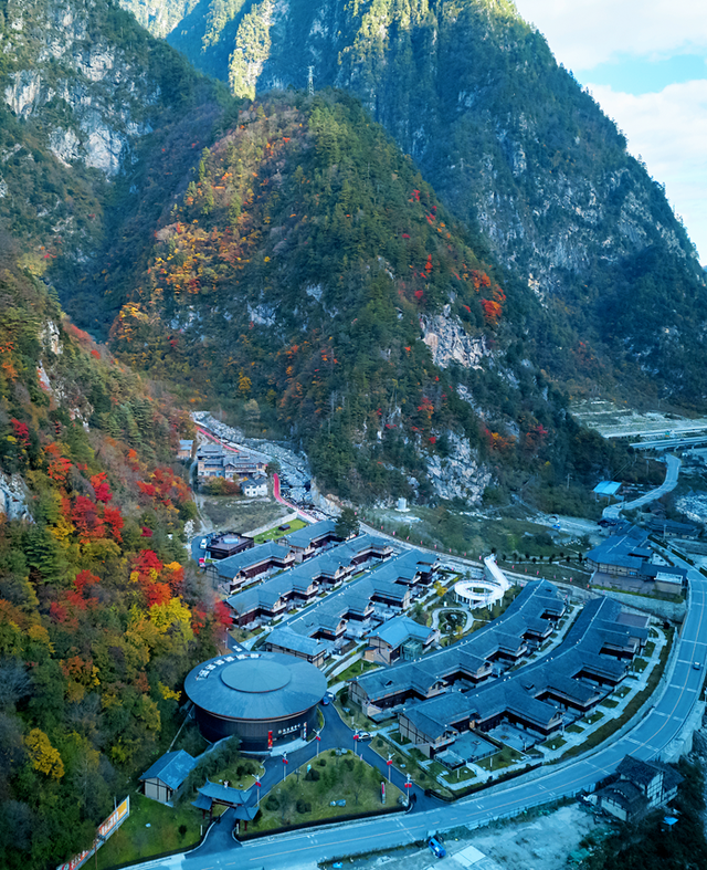 正式通车！全线免费！新挖赏秋天花板小城，绝美彩林不输九寨！地道美食50元吃爽！