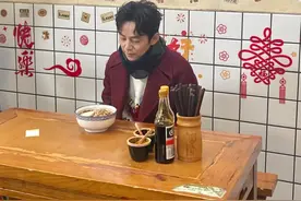 50岁何炅长沙独自吃饭 穿红大衣配马丁靴很帅气 无妻无子照样惬意！图片