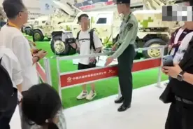 珠海航展出现可疑男子，手持扫描仪狂扫猛士榴弹炮，背包还有天线图片