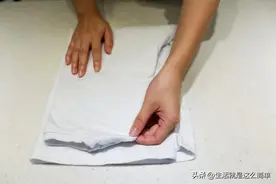 白衣服发黄，别再用漂白水了，教你一招，洗后和新买的一样白图片
