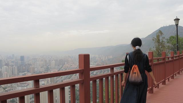兰州最火的“兰哈顿”山城景，免费高空玻璃栈道，俯瞰全城景观