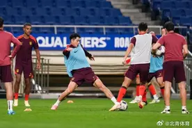 至暗时刻后足协主席探班国足表支持，鼓励战沙特打出血性图片