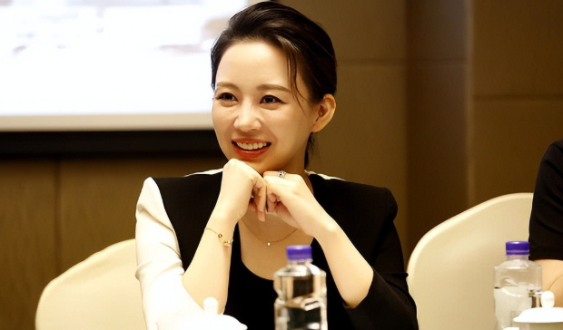 身材傲人却无人敢娶，43岁潘晓婷至今单身，潘爸爸直言悔不当初
