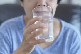 总是口干舌燥，可能不是缺水！这6种疾病要警惕→图片