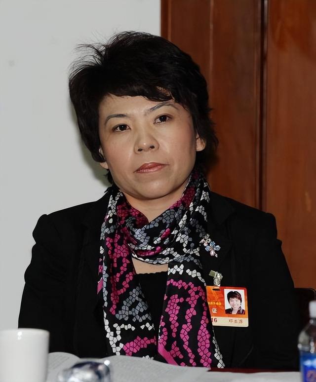 败光20亿、国籍问题、向洋人下跪，邓亚萍身上的标签到底是真是假