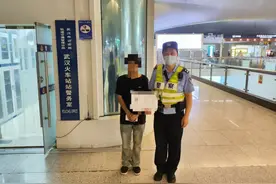 身份证、准考证遗失地铁车厢轨道民警多方查询找到失主图片