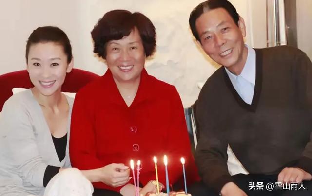 48岁苗圃一家巴黎度假:67岁富豪老公显年轻，11岁女儿长相不像她