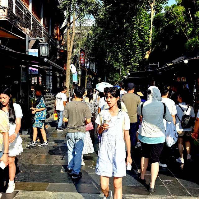 我在成都，三天三夜没想通：这座城市到底安逸在哪里？