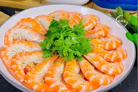 白灼虾，用水煮就废了！学会渔民这一招，不用一滴水，不腥又不柴图片