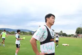 被中国足协终身禁足的郭田雨仍跟随清莱联正常训练，此前曾发文道歉：希望大家给我一次机会图片