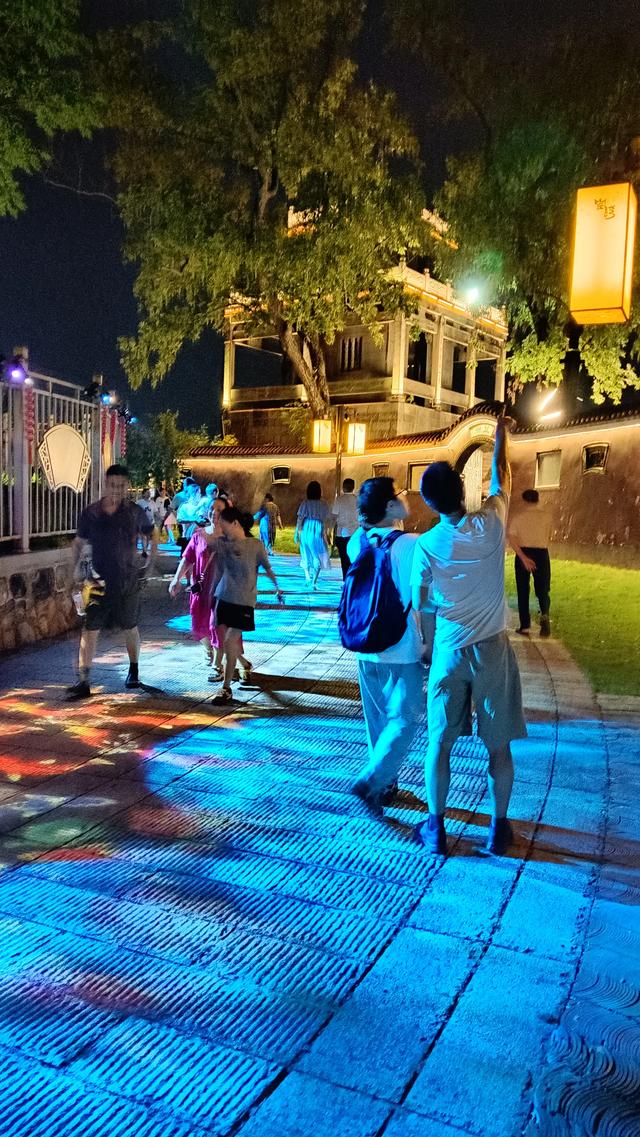 窑湾景区人流增多，万楼景区人流减少。什么原因