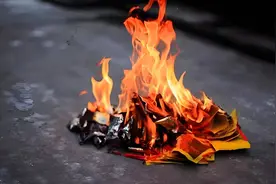 祭祀烧纸时，没烧完的纸钱怎么处理？为啥不能用木棍挑动？图片