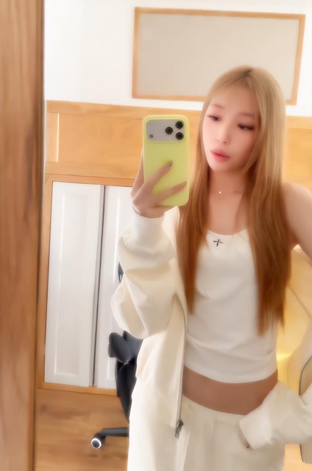 赵薇母女现身北京机场	，15岁女儿一头黄毛，穿搭比50岁妈妈还成熟