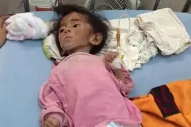 女婴被抛弃饿得骨瘦如柴，被24岁未婚女网红收养，后续让人感慨图片