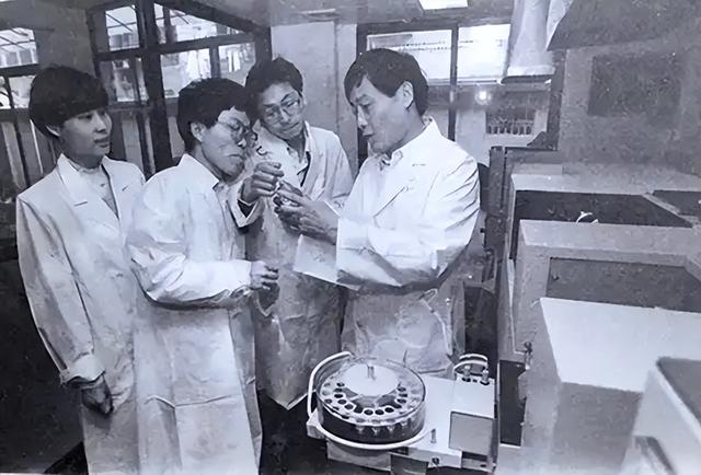 宗庆后培养宗馥莉为继承人，私生子没名分，郎咸平称杜建英水平臭
