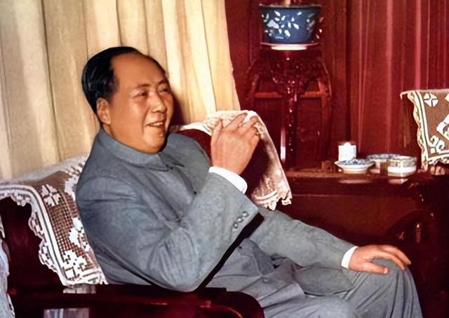 1954年，贺敏学前往中南海做客，毛主席一高兴，亲自打破一个常规